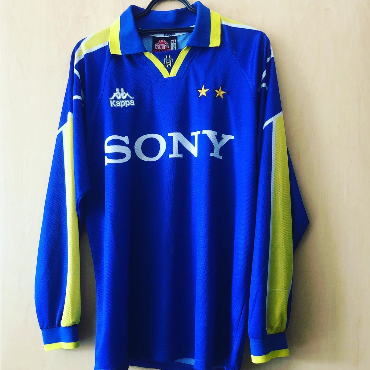 . @juventusfcenAway Kit, 1996/97KappaI hope my fellow interisti will find it in their hearts to forgive me for this. This is the only Juve shirt in my collection. I still remember falling in love with this kit when I first saw it as a kid  #HomeShirts