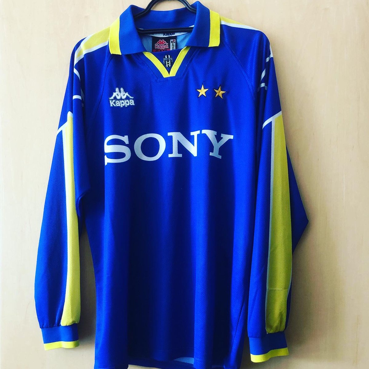 . @juventusfcenAway Kit, 1996/97KappaI hope my fellow interisti will find it in their hearts to forgive me for this. This is the only Juve shirt in my collection. I still remember falling in love with this kit when I first saw it as a kid #HomeShirts