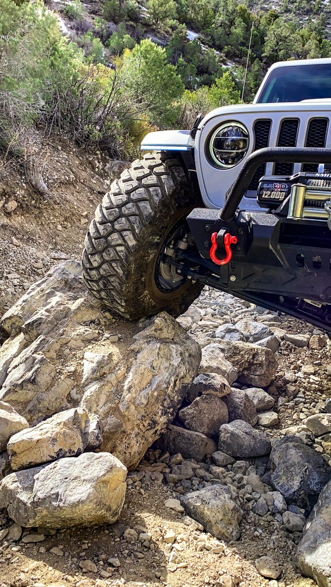 ✅ Follow: @rigid_axle 🔥
•
•
😆 This was fun going up, but the frame rail didn't like it coming down... 😂🤣 The 40's just weren't enough.
•
•
•
•
#rigidaxle #40s #jeeplife #crawling #rockcrawling #offroad4x4 #jeepflex #flexing
soo.nr/iJnd