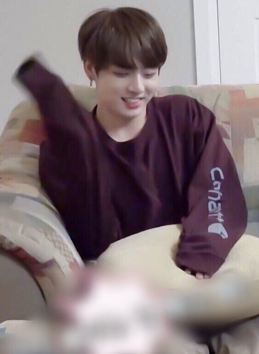 jungkook sweater paws—a very soft thread