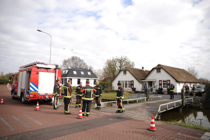 Brandweer massaal gealarmeerd voor brand in rieten dak van woning in Noorden -..