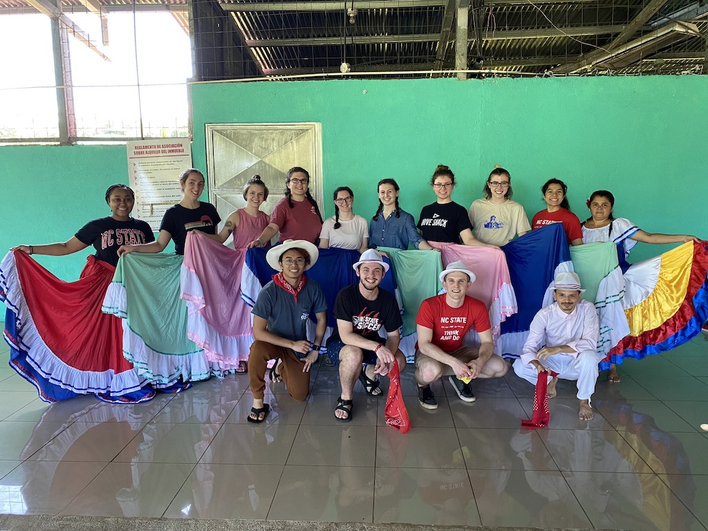 leadandengage's tweet photo. A few weeks ago, we went to Costa Rica for an #AlternativeServiceBreak focused on #sustainability! We hiked🌴, learned local Costa Rican dance styles, helped make concrete for a community center, and visited EARTH University, one of the most sustainable universities worldwide! https://t.co/Dw46X9qkQh