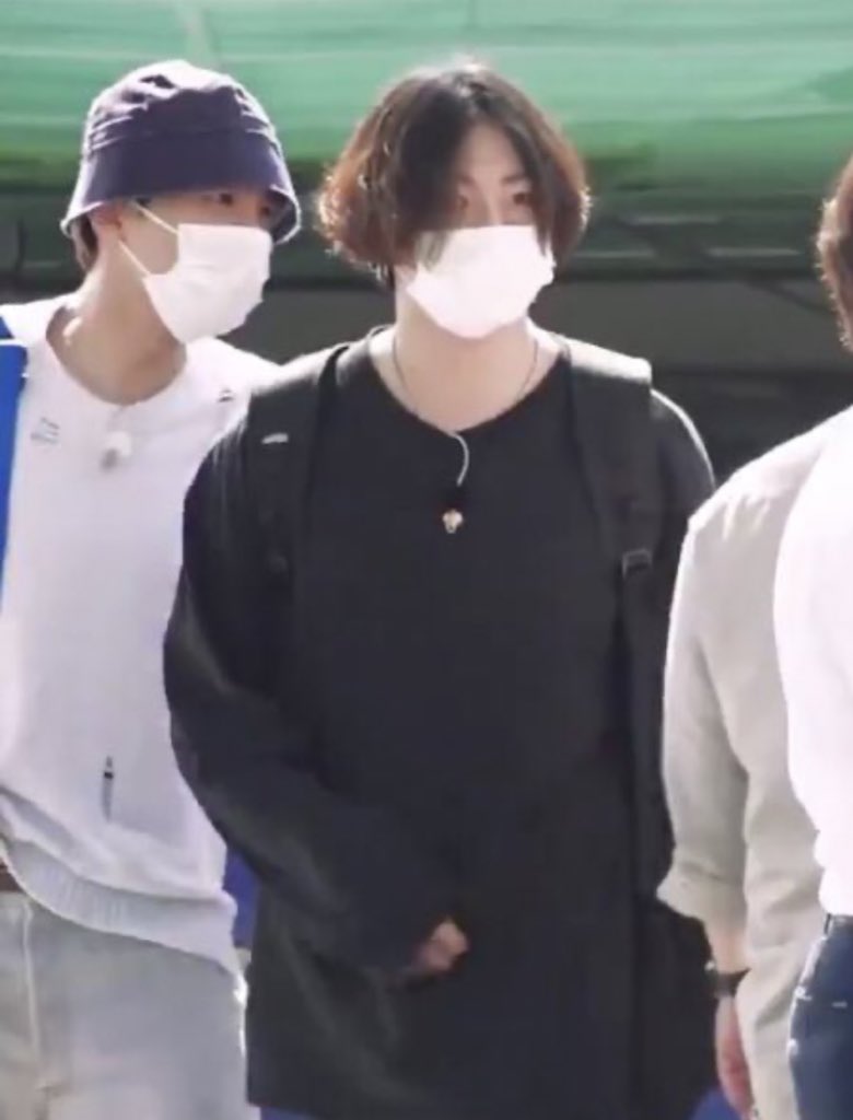 jungkook sweater paws—a very soft thread
