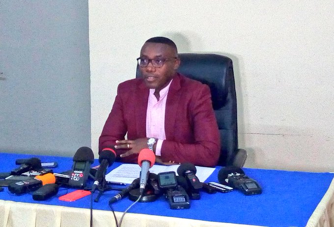  3ème cas de  #coronavirus au  #Burundi: après des tests sur 23 personnes qui ont été en contact avec les deux premiers patients de  #Kanyosha, seule une fille de 26 ans qui vivait avec l'un d'eux a été trouvée positive.Elle est actuellement à la Clinique Prince Louis Rwagasore