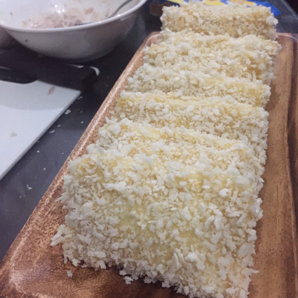 nhiiics's tweet photo. Craving sa Tuna Pie dahil hype sa FB.. https://t.co/qqCx6R9AnM