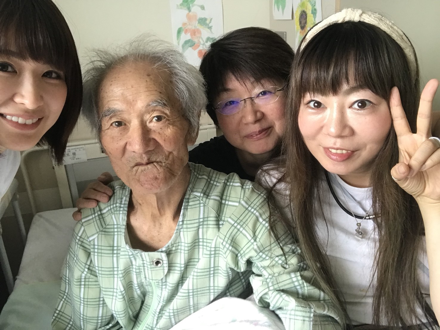 会田日和 Na Twitteru おじいちゃんが亡くなりました 場所が富山なので 東京とか大阪からはお通夜とかには行っては行けないそうです さすがに最後に顔は見たいので行ってやろうかと思ったのですが おじいちゃんの事を大好きなお母さんですら おばあちゃんに