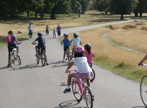 We've written to  @theroyalparks with  @psimonk  @ClaptonAlice @KingstonCycling @JeremyLeach @MertonCycling @Lungs_of_London @JustinMckieand  @Wandscyclist  https://www.richmondlcc.co.uk/2020/04/02/richmond-cycling-campaign-letter-to-the-royal-parks/(Picture from happier times in the park!)