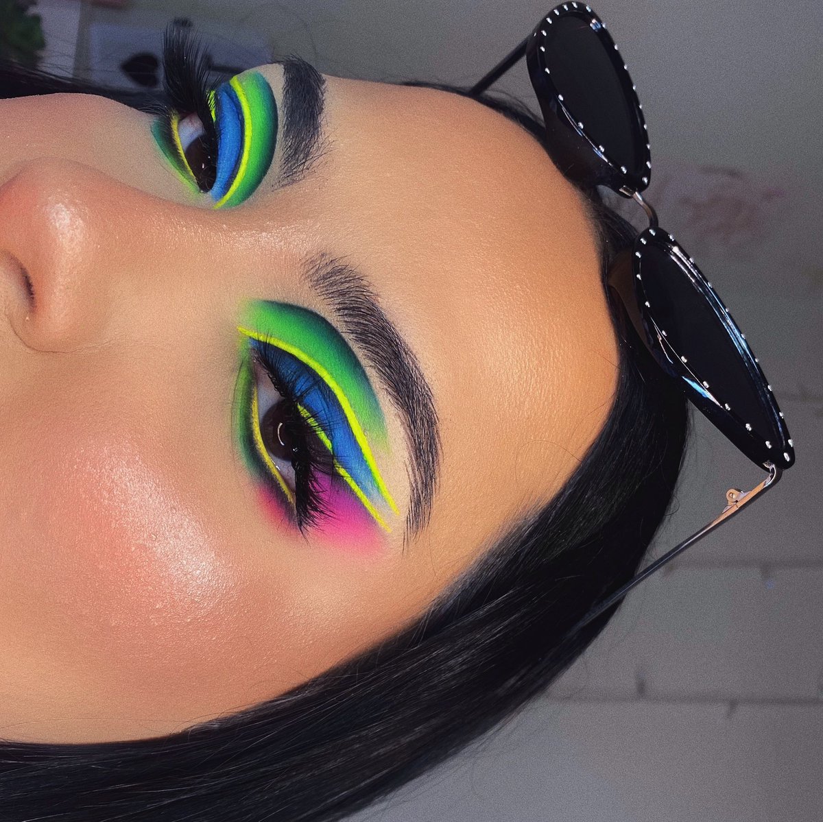 geminimija's tweet photo. ELECTRIC ⚡️  BABE
(finally back in makeup, my skin has healed and I am ready to serve!) https://t.co/agKDpITDbI