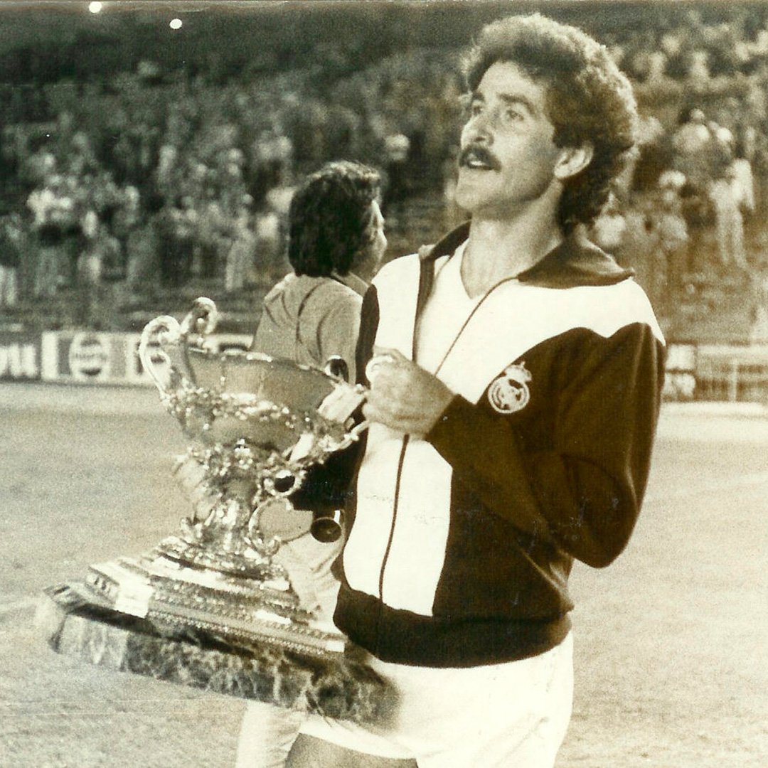 realmadrid's tweet photo. Goyo Benito fue siempre un ejemplo de los valores de nuestro club. Vistió la camiseta del Real Madrid durante trece temporadas. Durante todo este tiempo, desde su formación en la cantera del Real Madrid, conquistó 6 Ligas y 5 Copas de España.
#RealMadrid https://t.co/VeSUAsvgkl