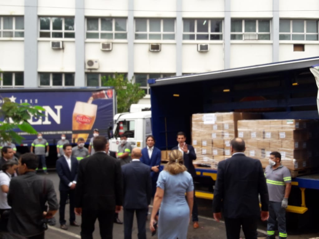 🔴 ¡Con otro tipo de alcohol! 🍸🍻 <a href="/cervepar_/">Cervepar</a> se suma a la lucha contra el #Covid19Py poniendo a disposición del <a href="/msaludpy/">Ministerio de Salud</a>:

👋100mil botellas de alcohol en gel
🚚50 camiones con choferes y combustible
❄️200 heladeras
🏢 Centros logísticos de almacen
🏣 2 centros para donaciones