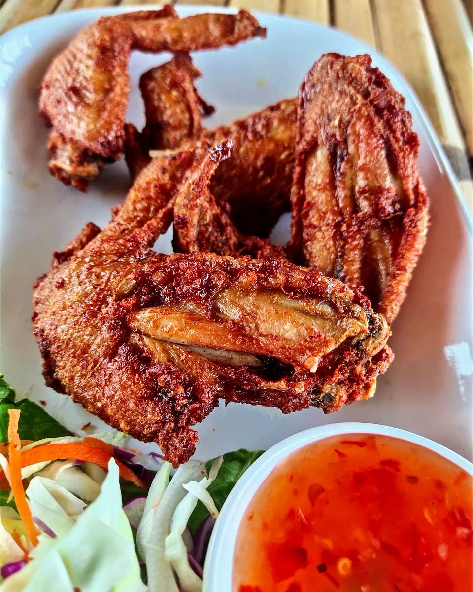 explorenique's tweet photo. An ordinary dish with extraordinary taste. This deep fried chicken at this new discovered restaurant is one of the best we have ever had. #explorenique #BangkokFoodTours https://t.co/aMw6uyeysg