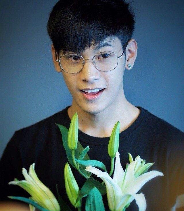 Singto Ruangroj Prachayaー Slytherin. ー a prefect. ー man just wants to live in peace but offgun causes too much trouble.ー silent but deadly. ー a half-blood.ー herbology and charms are his favorite subjects