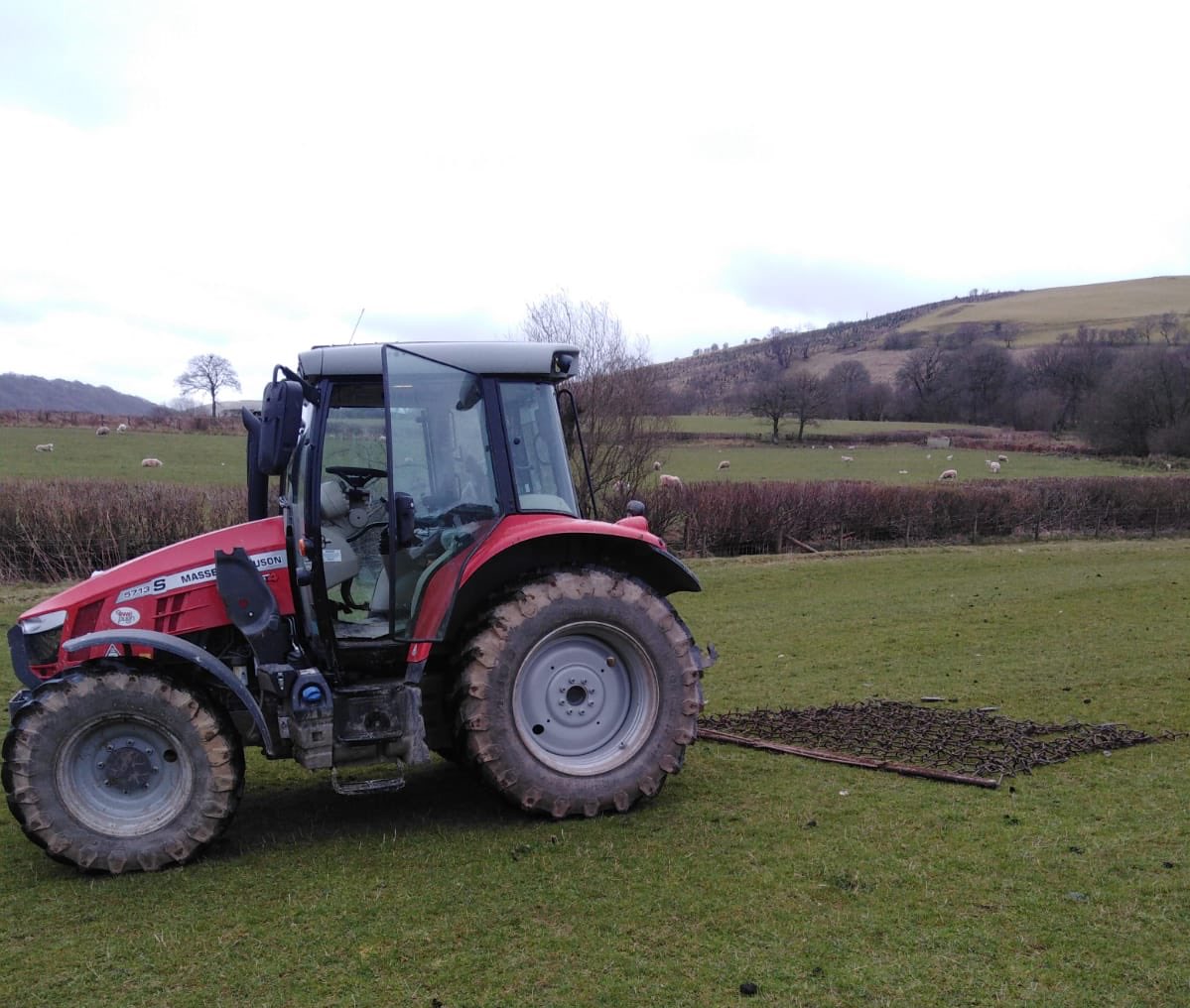 dan_lydiate's tweet photo. Brothers been knocking mole hills over this Arvo @MF_EAME @RVWPUGH #chainharrows https://t.co/fWYCGZ6FSQ
