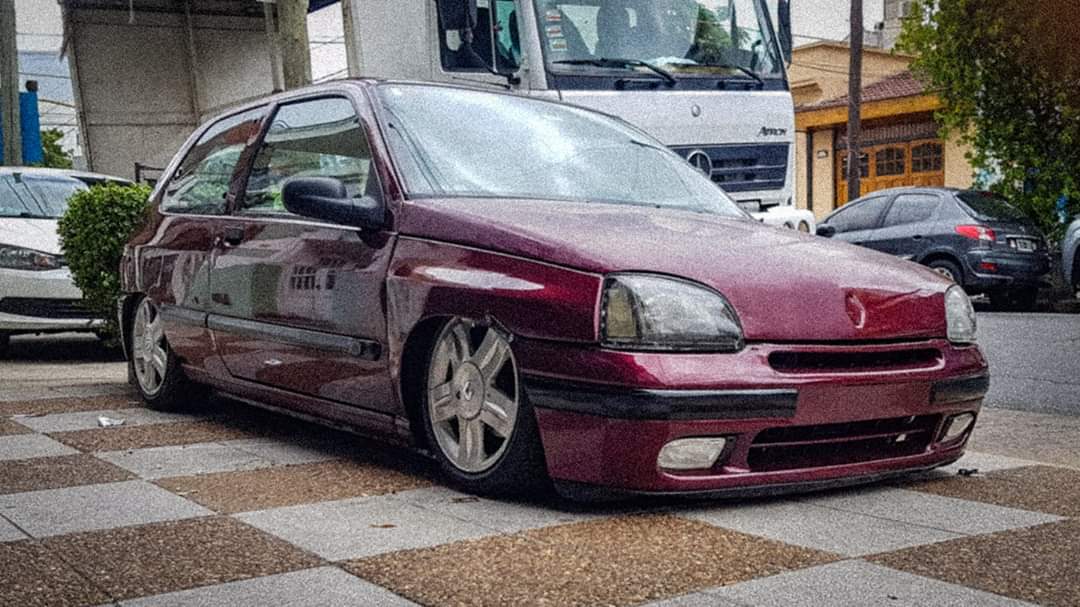 ArgentinaPiso's tweet photo. Siguen los Clio 🤤🤯
#RenaulClio #Clio #Aro16 #Fixa #ArgentinaAlPiso #Lowcars #VolandoBajo https://t.co/XxzJyNAkMG
