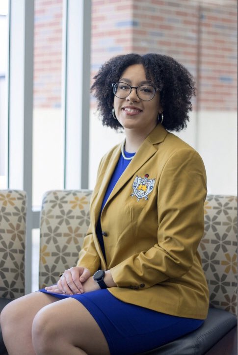 Introducing and serving as President, Soror Elise McCoy, RHOyaly known as EffeRhovescently PRhocise 👑🐩 

Elise is a sophomore majoring aerospace engineering 💙💛 

A fun fact about Elise is that she’s been playing the drums for 10 years! 🥁🎶