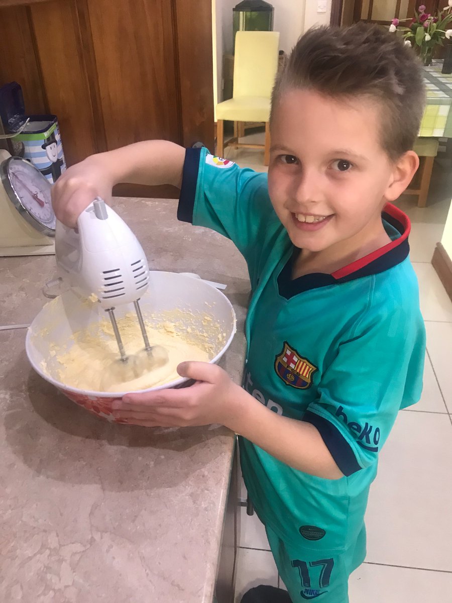 KatePittard's tweet photo. Gwers Arlwyo heddiw 👨‍🍳👨‍🍳  Siocled, siolcled a mwy o siocled! 😋🍫🍰 @MrRoberts_YCS @MrsDMcHugh_YCS https://t.co/1MHTILEbSJ