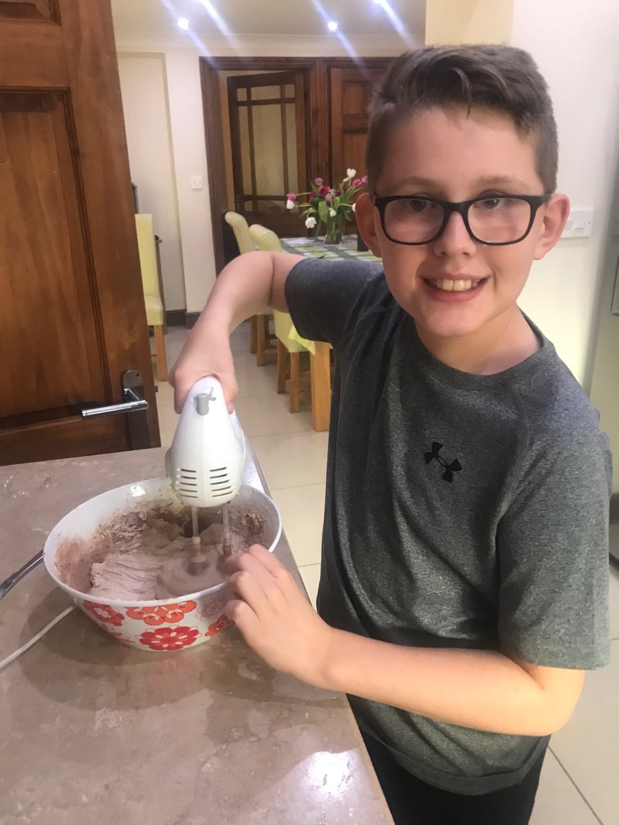 KatePittard's tweet photo. Gwers Arlwyo heddiw 👨‍🍳👨‍🍳  Siocled, siolcled a mwy o siocled! 😋🍫🍰 @MrRoberts_YCS @MrsDMcHugh_YCS https://t.co/1MHTILEbSJ