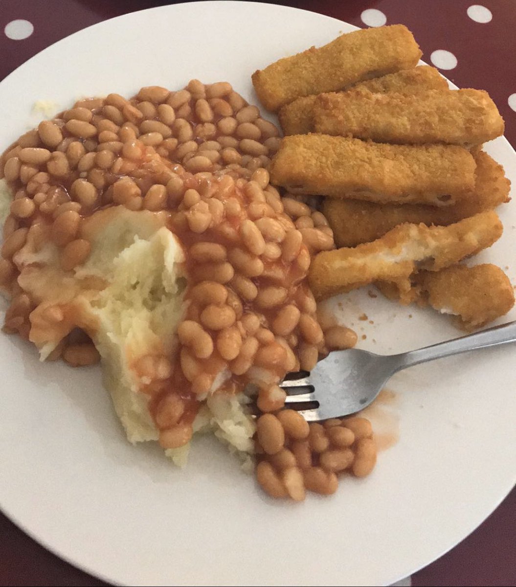  @s4myoung I really don’t know what to say so let’s break this down. That mash has clearly never seen a potato  look at it. it’s obviously Smash. (Just add water) fish fingers and beans with something else would’ve have been fair but the mash is a joke mate. 4/10. Shame.