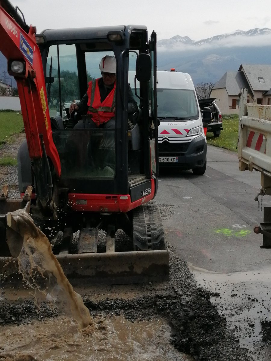 BernatPhilippe's tweet photo. #SolidariteCovid19Civ 
#NosHérosDuQuotidien se mobilisent #SurLeTerrain  
Réparation de fuite sur le réseau #eau potable à #Gerde Equipe @Veolia_FR #BagneresdeBigorre @DepartementHaPy 
Un grand merci aux équipes https://t.co/HugwkGRo2x