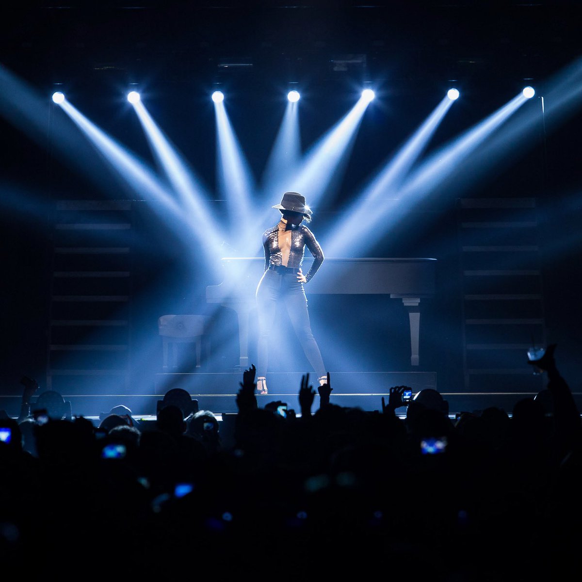 dsgphoto's tweet photo. On this day in 2013
I captured one of my favourite all time photos of @aliciakeys at the @ScotiabankArena
🙏 #tbt #mjpose https://t.co/nf7MLFObzH