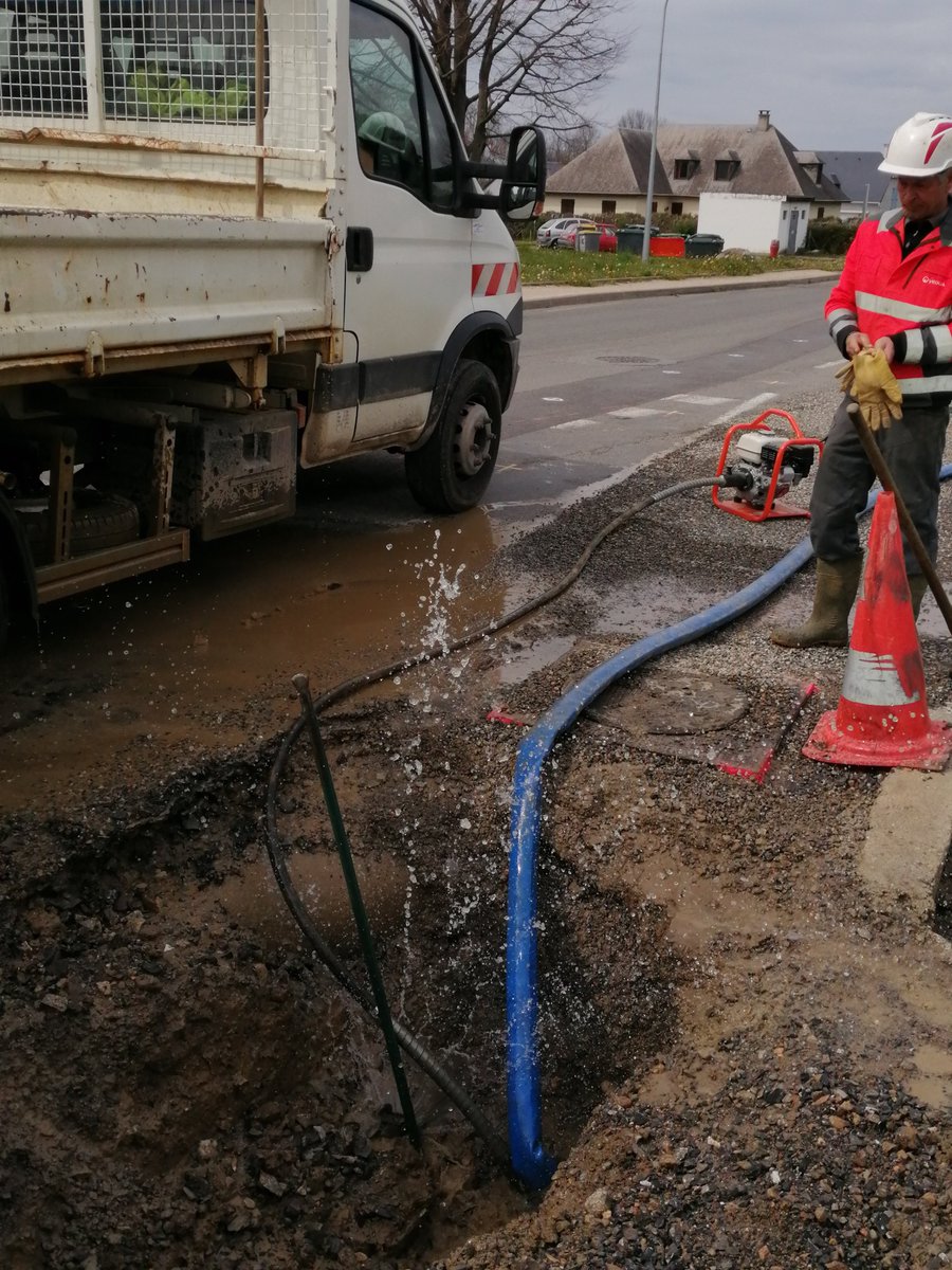 BernatPhilippe's tweet photo. #SolidariteCovid19Civ 
#NosHérosDuQuotidien se mobilisent #SurLeTerrain  
Réparation de fuite sur le réseau #eau potable à #Gerde Equipe @Veolia_FR #BagneresdeBigorre @DepartementHaPy 
Un grand merci aux équipes https://t.co/HugwkGRo2x
