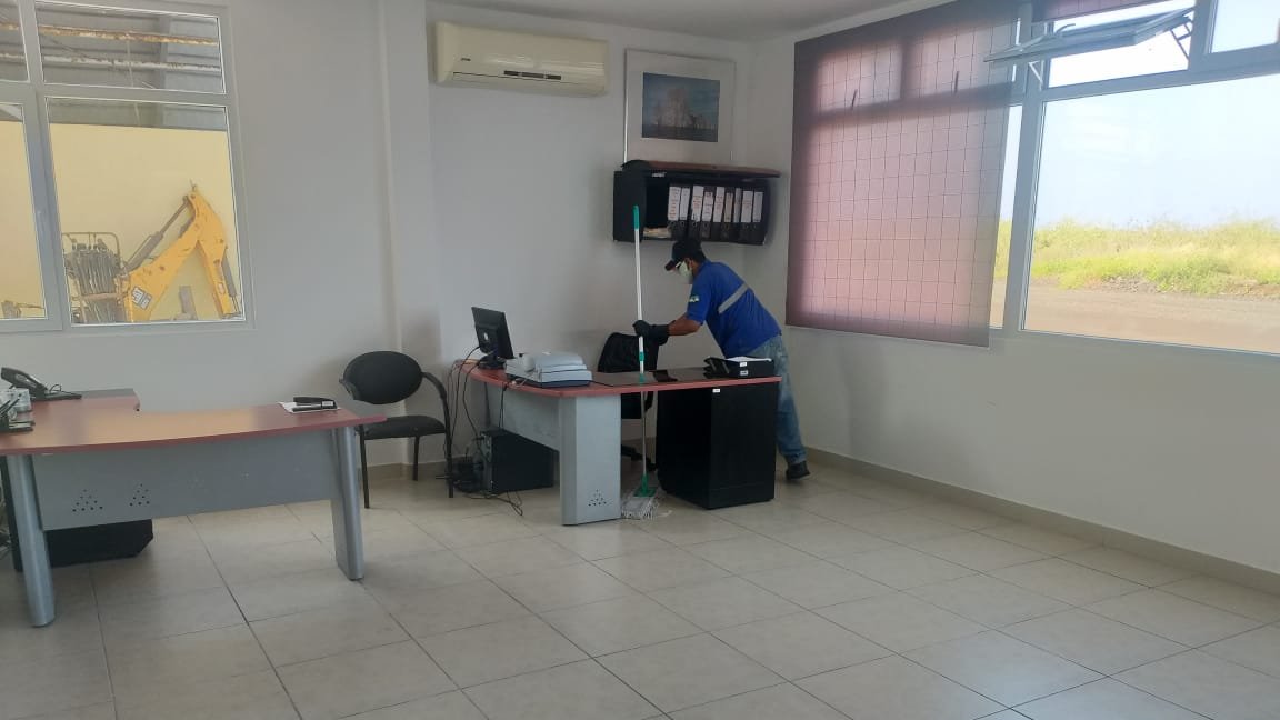 DGAC_Ecuador's tweet photo. Funcionarios que trabajan en el Aeropuerto #SanCristóbal, #Galápagos junto con personal de mantenimiento de la empresa #Cleanpro constantemente realizan limpieza y desinfección de las instalaciones administrativas. #PrevenciónEsSalud #JuntosEcuador #QuédateEnCasa https://t.co/NvzcR3A30d