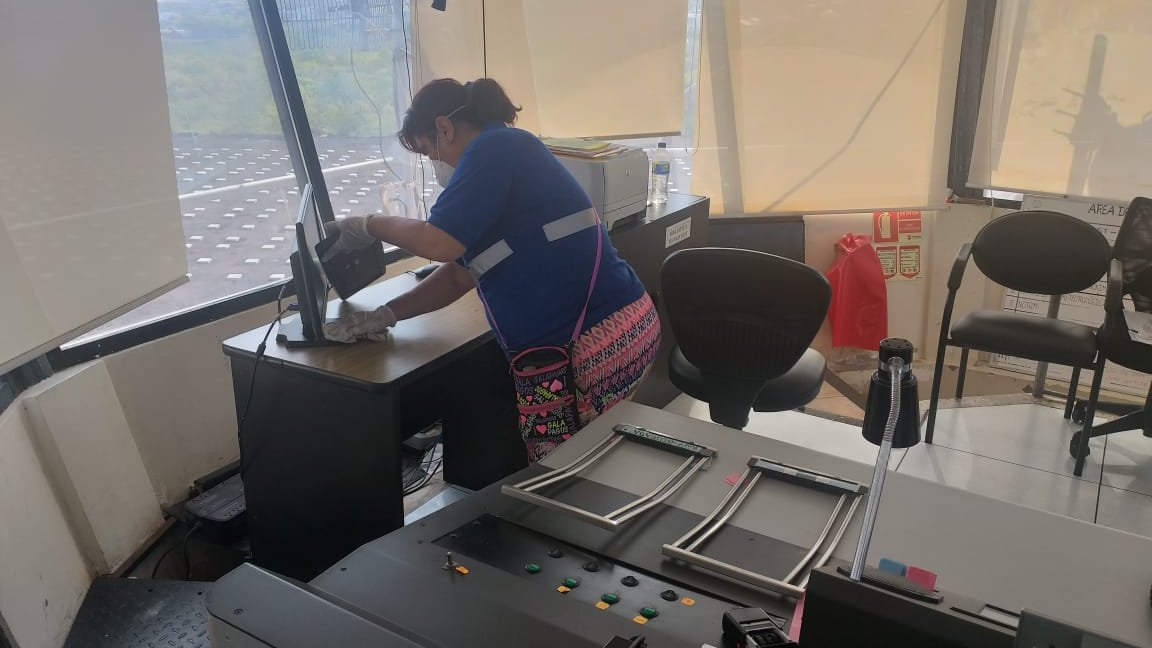 DGAC_Ecuador's tweet photo. Funcionarios que trabajan en el Aeropuerto #SanCristóbal, #Galápagos junto con personal de mantenimiento de la empresa #Cleanpro constantemente realizan limpieza y desinfección de las instalaciones administrativas. #PrevenciónEsSalud #JuntosEcuador #QuédateEnCasa https://t.co/NvzcR3A30d