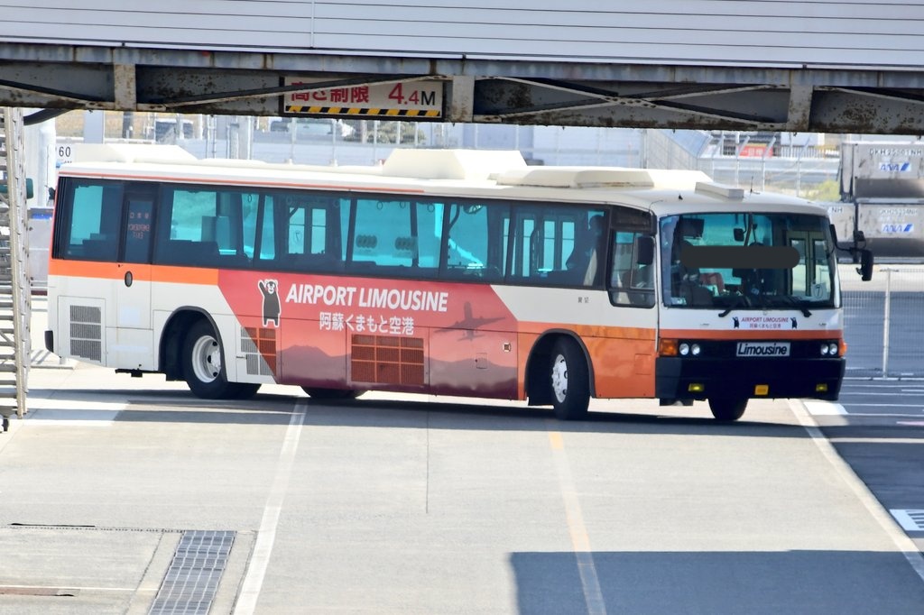 ひろっくす ４月７日からの 熊本空港 新国内線旅客ターミナル 暫定 仮設 供用開始に向け ランプバスの乗務員教習が行われていました 東京空港交通からの移籍車両を中心に使用 九州産交バスが運行します この日は貴重な旧型エアロスターを中心に教習