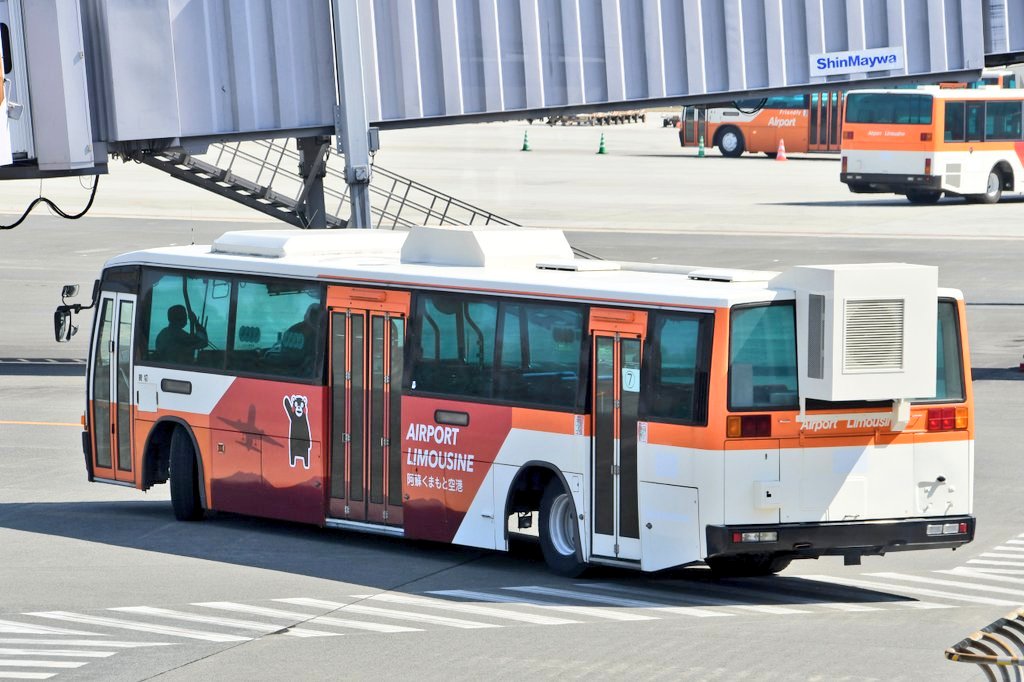 ひろっくす ４月７日からの 熊本空港 新国内線旅客ターミナル 暫定 仮設 供用開始に向け ランプバスの乗務員教習が行われていました 東京空港交通からの移籍車両を中心に使用 九州産交バスが運行します この日は貴重な旧型エアロスターを中心に教習