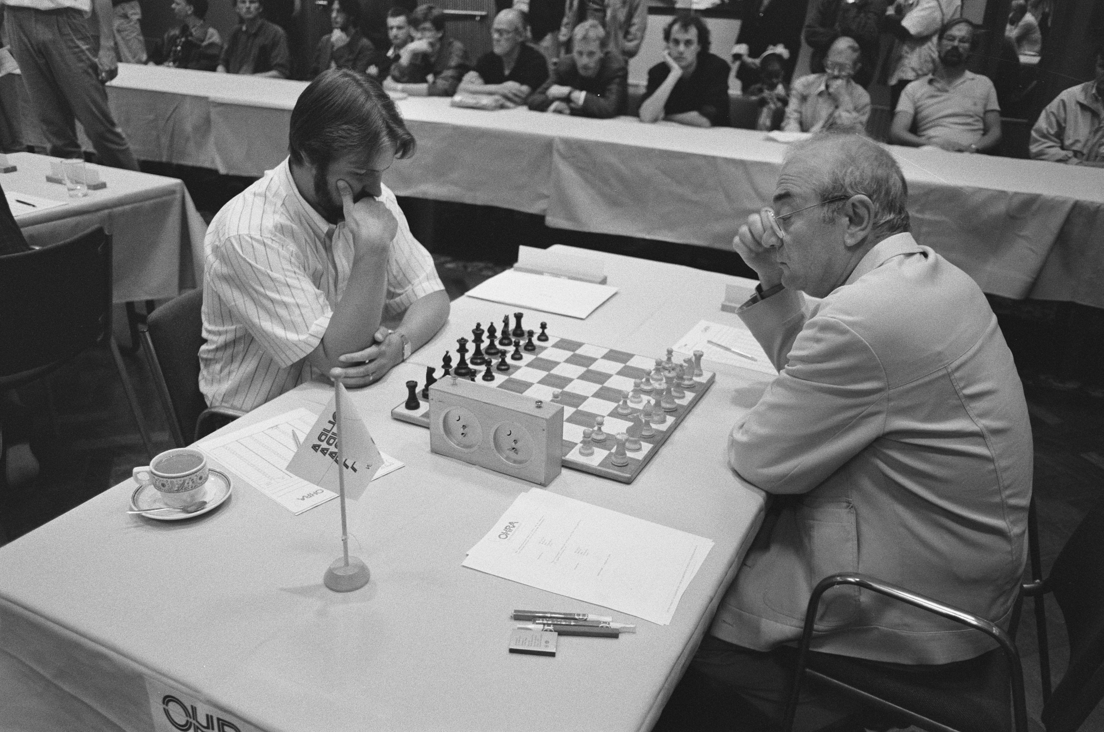 Blazen Van Ga door Douglas Griffin on Twitter: "Amsterdam, 2nd August 1988. Viktor Korchnoi  (Switzerland) faces John van der Wiel (Netherlands) in the 3rd round of the  OHRA tournament. (Photo credit: R. Bogaerts / ANEFO, via