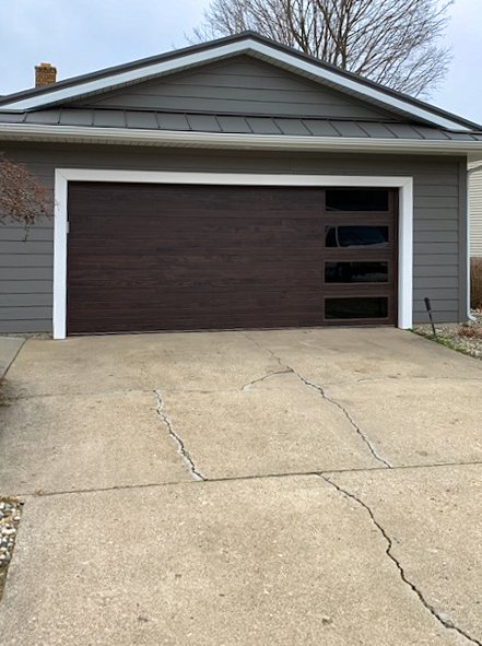 chiohd's tweet photo. 1 house, 4 C.H.I. doors! These homeowners opted for a Walnut Planks garage door and 3 Full-View doors installed as transom windows, creating an indoor/outdoor entertaining space while enhancing the view from their patio. 

Find your inspiration today: https://t.co/iDmXWrCTCU https://t.co/IKYWcR00NA