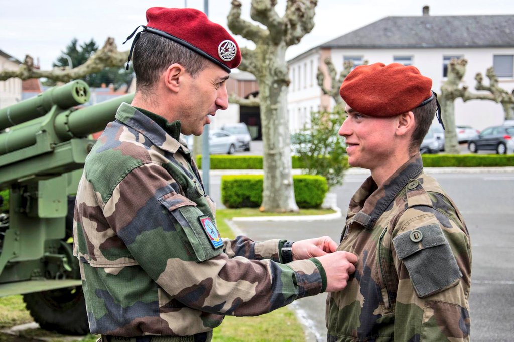 35eRAP_CDC's tweet photo. Félicitations à l'artilleur parachutiste Pierre qui, major de la formation générale élémentaire régimentaire qui vient de se clôturer, est promu brigadier devant ses pairs et ses chefs. Bravo pour ce parcours prometteur !👍 https://t.co/TSTfEG5WGF