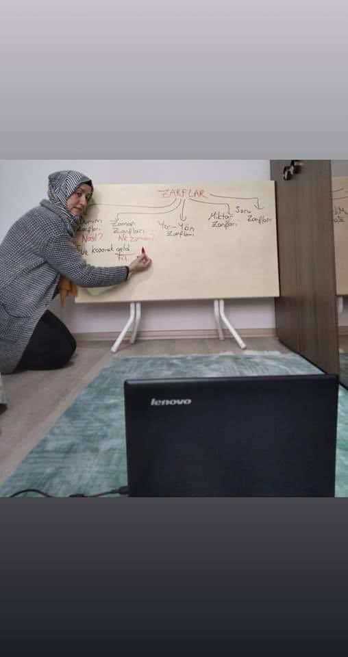 Tekirdağ / Çerkezköy Cumhuriyet Ortaokulu Türkçe Öğretmenimiz Melike Büyük Dinçer, evinde masayı tahta olarak kullanıp öğrencilerine gönüllü uzaktan ders veriyor. Melike Öğretmenin şahsında fedakar öğretmenlerimizi canıgönülden tebrik ediyorum.