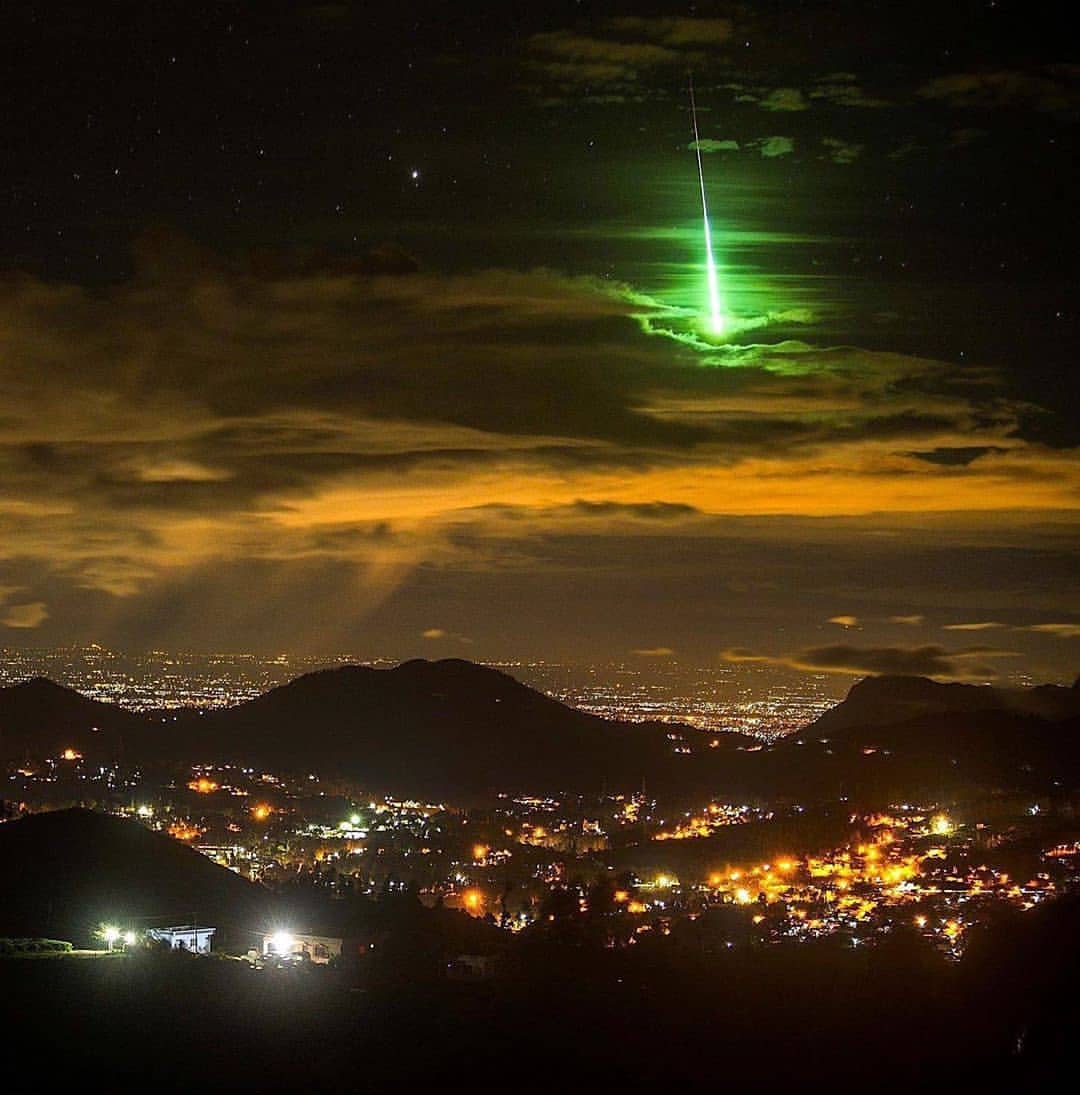 Foto luar biasa ini diambil di kota Mettupalayam, India Selatan tahun 2015. Fotografernya, Prasenjeet Yadav, mendapatkan banyak penghargaan.

Perbedaan kandungan materi yg dibawa meteor, mengakibatkan perbedaan warna saat terbakar di Atmosfir. Dalam kasus ini: Hijau = Nikel.