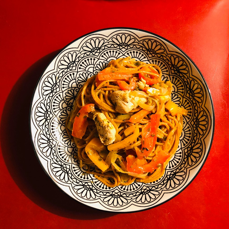 Recette d'une consommatrice

Pâtes aux poivrons, poulet et Pesto de Dulse

1 boite de pates, 1 oignon, 2 poivrons grillés, 2 poitrines de poulet, 2 c. à soupe de Pesto

Ça a l'air délicieux. À essayer !! #recette #recettefacile #recettesanté