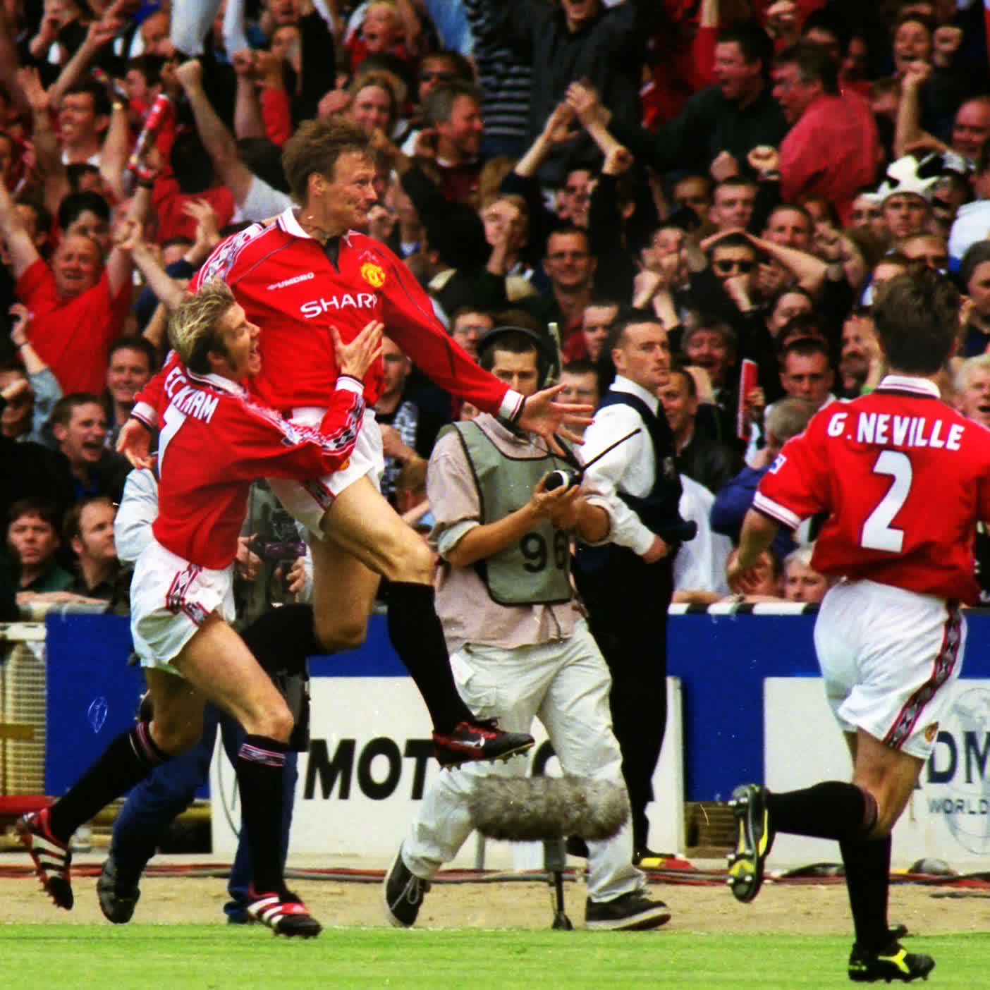That squad in 1999 Happy birthday to winner Teddy Sheringham! 