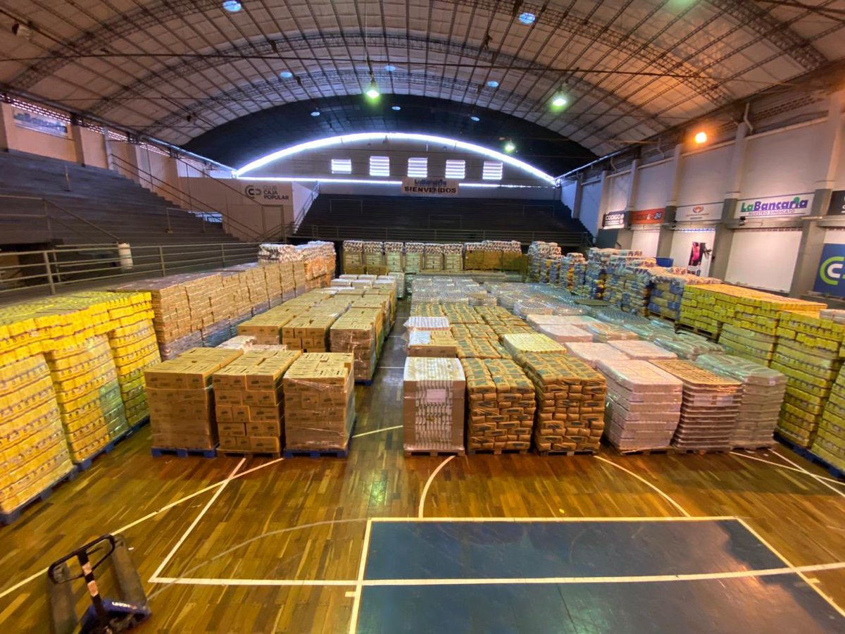 cisneros_tuc's tweet photo. En este contexto de pandemia es importante trabajar en conjunto con el estado. 
La Caja Popular de ahorros donó 150 toneladas de alimentos al @GobiernoTucuman. Desde la @BancariaTucuman colaboramos en la gestión. 
La distribución estará a cargo del Ministerio de Desarrollo Social https://t.co/1oUiPVKR2e