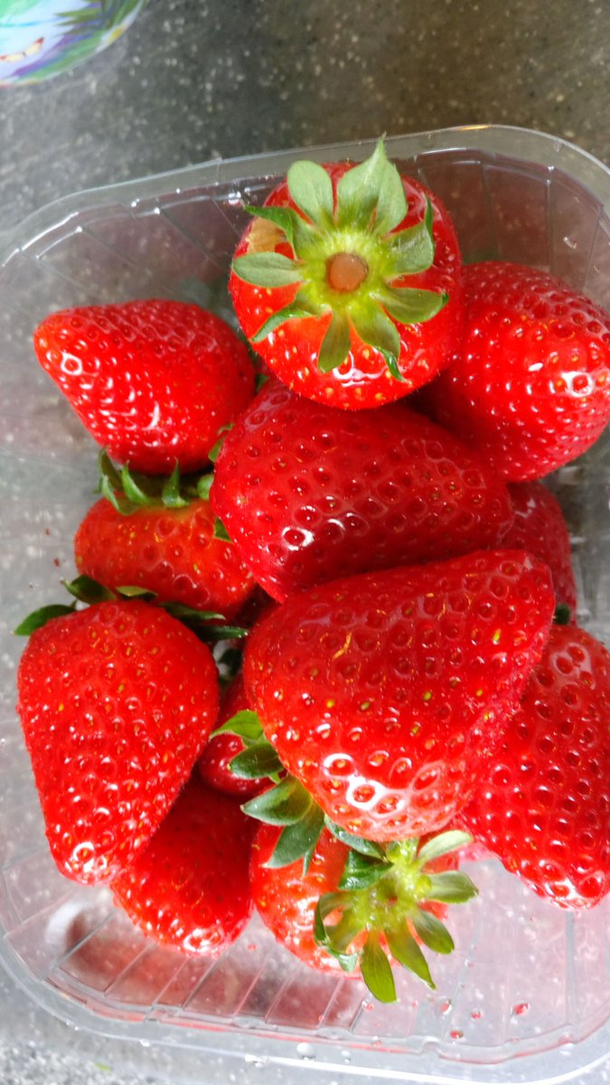 Ze zijn er weer en ze zijn weer heerlijk en een lust voor het oog de aardbeien van <a href="/hoogsewetering/">monique van dijk</a>