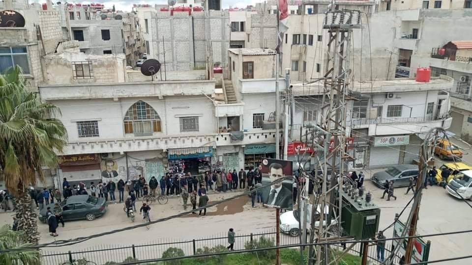 13 days ago, private sellers in Sehnaya were able to bring the bread into their shops & people queued. As people get more desperate & shortages get worse, expect more violence and haphazard distributions from cars.(The portraits of the Assads are deeply symbolic in this photo)