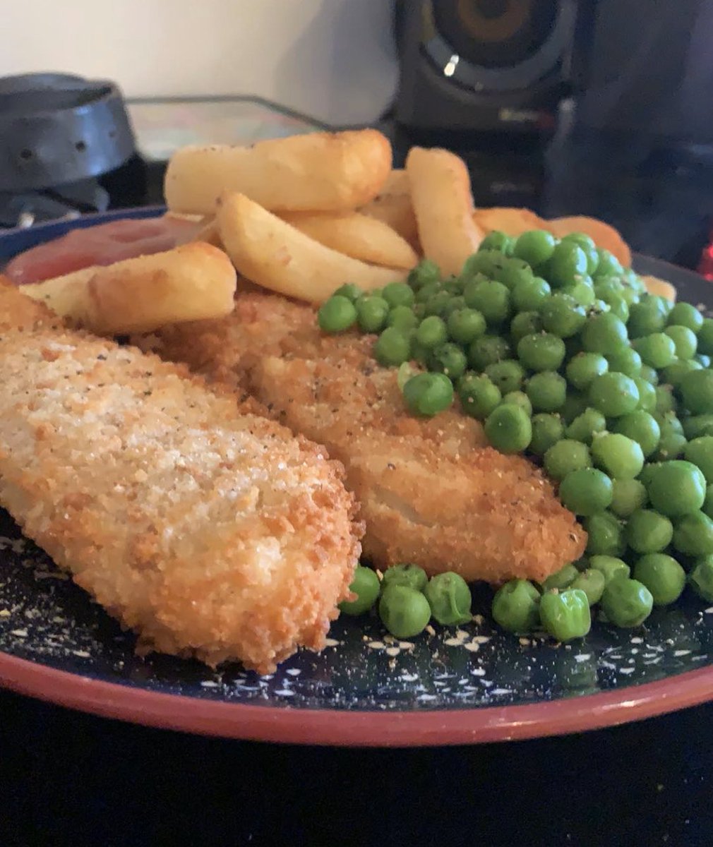  @tommy_ivatt fish and chips are decent so that’s a good start, but when you were told it was fish and chips for tea I bet you didn’t expect the freezer edition. Still a good effort tho 6.5/10 (tommy has everything with black pepper)