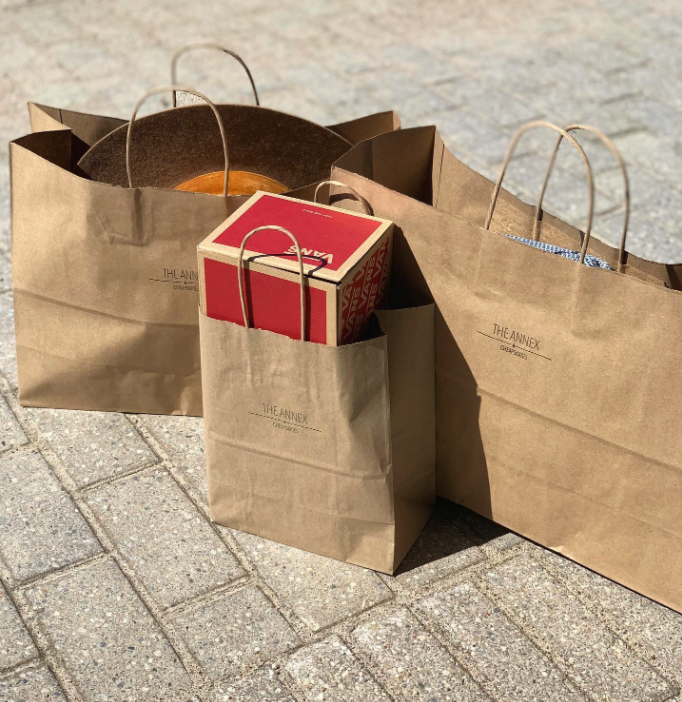 RegalaPlayeras's tweet photo. En una bolsa hay unos #Vans, en la otra hay un sombrero, ¿en la tercera bolsa cuál de nuestras playeras quieres recibir de regalo? 

👕 | Playeras Personalizadas
🔗 | https://t.co/q1zyTzgVKw
Pedidos 🇲🇽 WA (998)820-7646

👕👚 #playeras #regalos #tees #tshirt https://t.co/zPRqkdQgjy