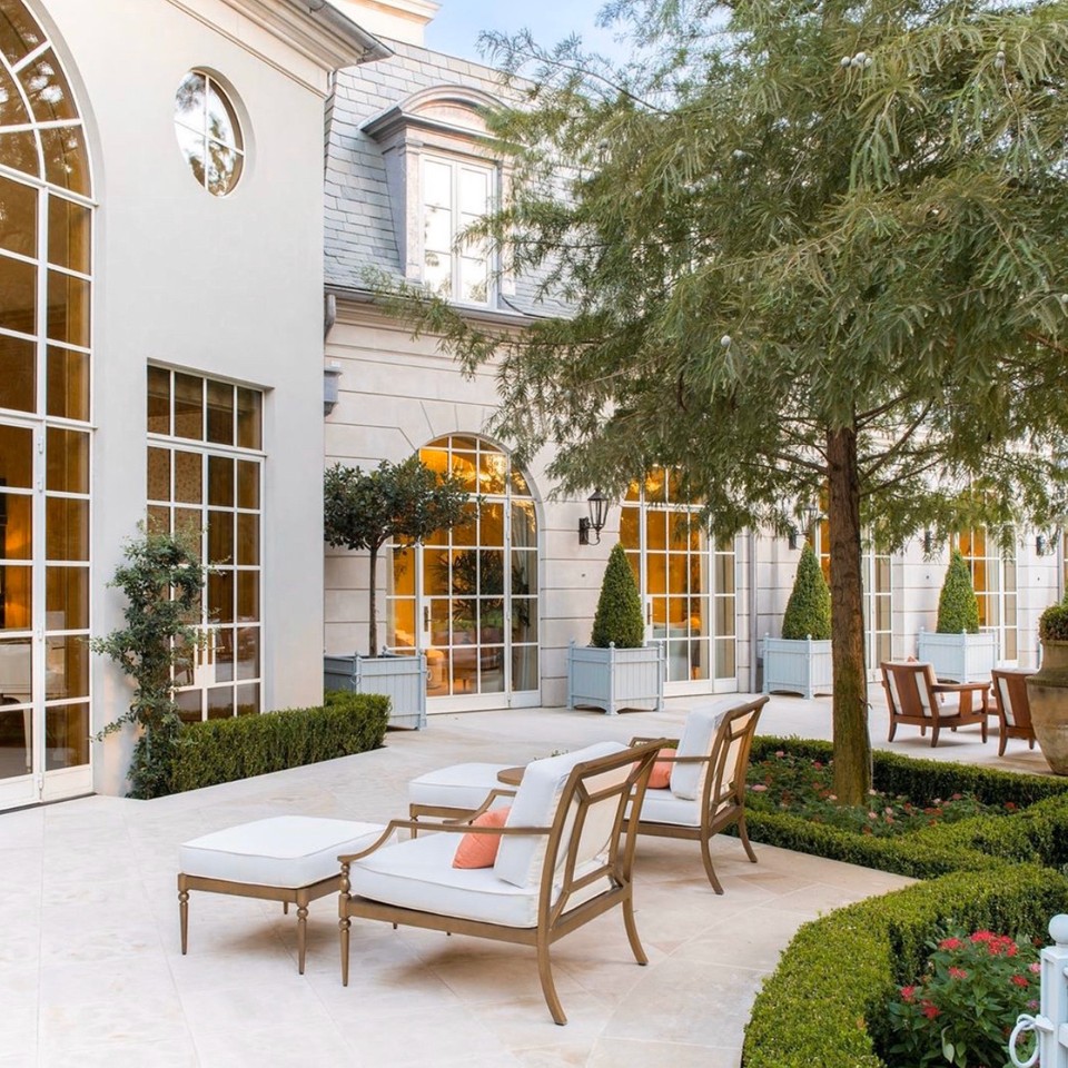 TheScoutGuide's tweet image. We&apos;re looking forward to all of the fresh air that we can get these days. This back terrace by @dunbarroad of @tsgdallas looks like the perfect place to breath in spring. #TheScoutGuide #designanddecor