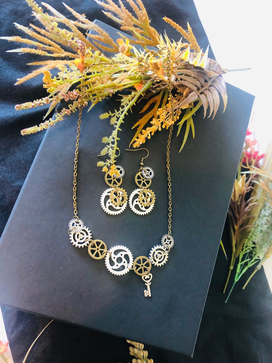 NM_NaziaMemon's tweet photo. Fashion Steampunk Statement Jewellery #nm #amazingjewellery #vintagestyle #yournewbrand https://t.co/1w0M3DtTPI
