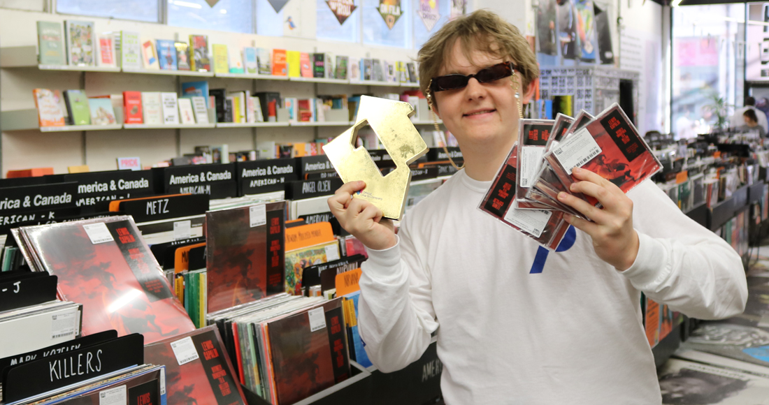 officialcharts's tweet image. Still yet to leave the Top 10 *42 weeks* after its release, @LewisCapaldi’s Divinely Uninspired To A Hellish Extent is the biggest album of 2020 so far! bit.ly/3dILwQl