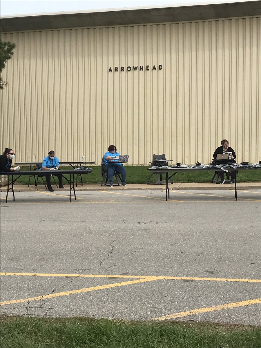 Chrome books have been given out to students at Arrowhead making sure our students and parents are safe #Usd500Rocks social distancing is happening.
