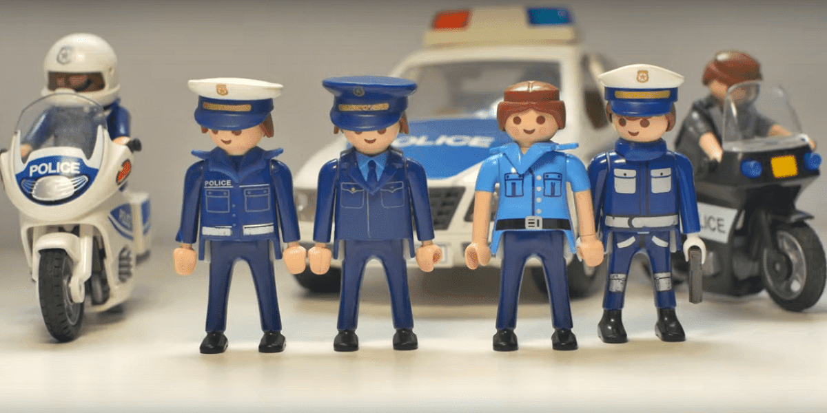 noticiasmira's tweet image. #QUÉCHULO!! Policía de Andalucía lanza un #VÍDEO con figuras de Playmobil para concienciar | #QUÉDATEenCASA elmira.es/02/04/2020/la-…