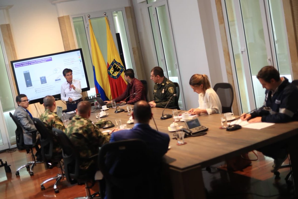 ClaudiaLopez's tweet image. En este primer trimestre bajaron los delitos de alto impacto: 

Hurto a personas -15%
delitos sexuales -27%
Lesiones comunes -25%
Hurto a residencias -27%
Hurto a celulares -12%
Hurto a bicicletas -9%
hurto a automotores -17%
Hurto a motocicletas -23%

#BalanceSeguridadBogotá