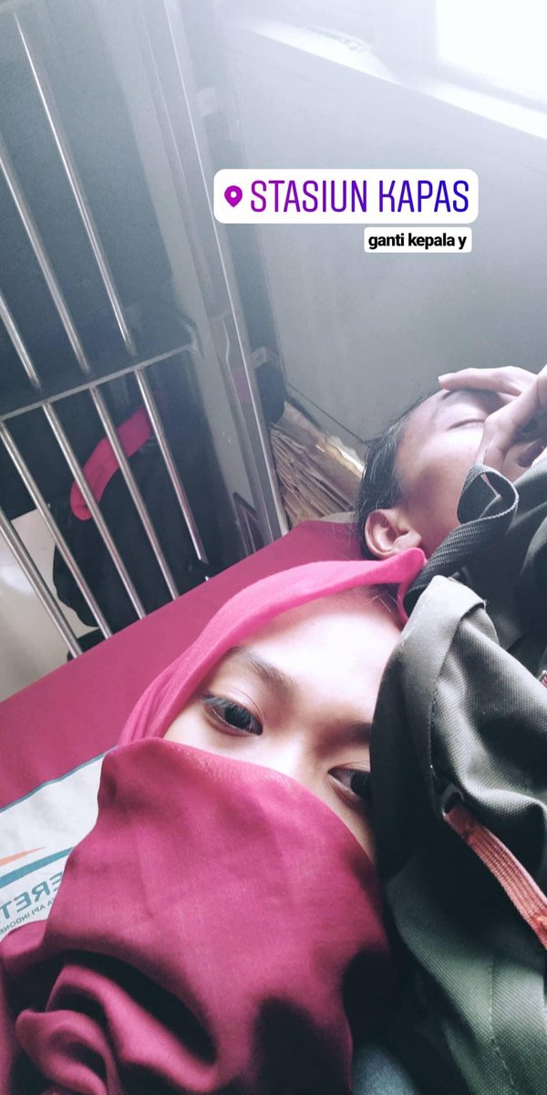 buatbiko's tweet photo. Hobi nyender bgt, yang kanan aku jepret pas di kereta mau ke bjn, pertama ngetrip berdua sm biko hehehe https://t.co/yyxTKkLr8h