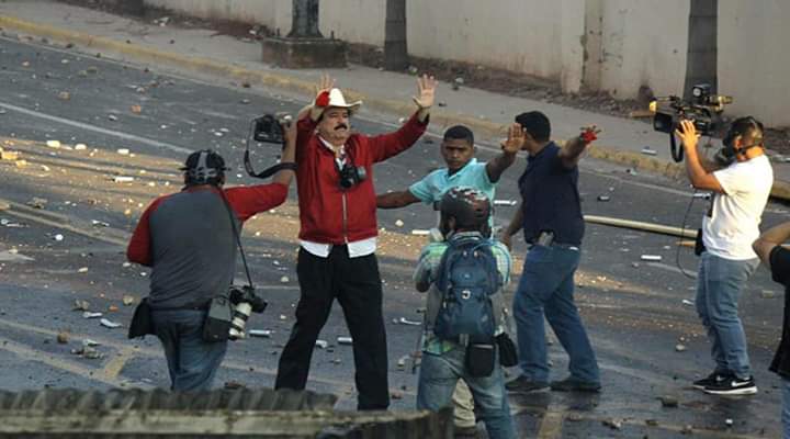 AlvaOnex's tweet image. Algunos preguntándose donde está Mel. La pregunta es donde estaban ustedes? Cuando el salió a defender el país de estos lacras que nos gobiernan.