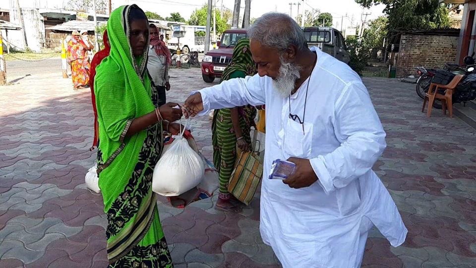 sarthakkashyap4's tweet photo. He is Naseem Ehsan from Begusarai. He donated ration to poor people irrespective for their religion.
Even Ravish Kumar posted his story on Facebook today. #मुस्लिम_खिदमतगार https://t.co/x6SJo94eYF